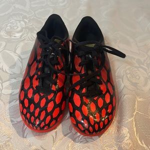 Adidas boys soccer shoes size 4 great condition